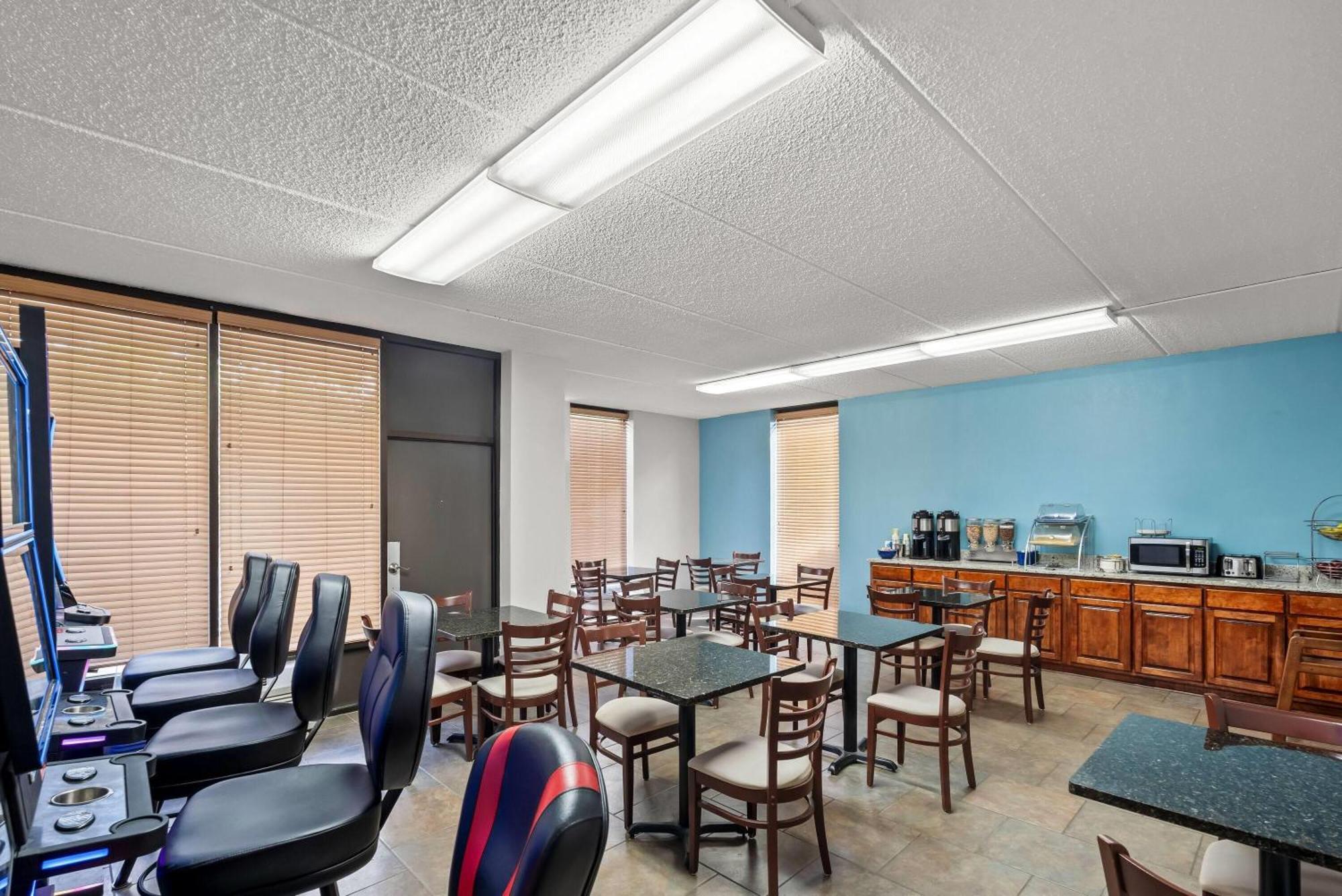 Days Inn By Wyndham Statesboro Esterno foto
