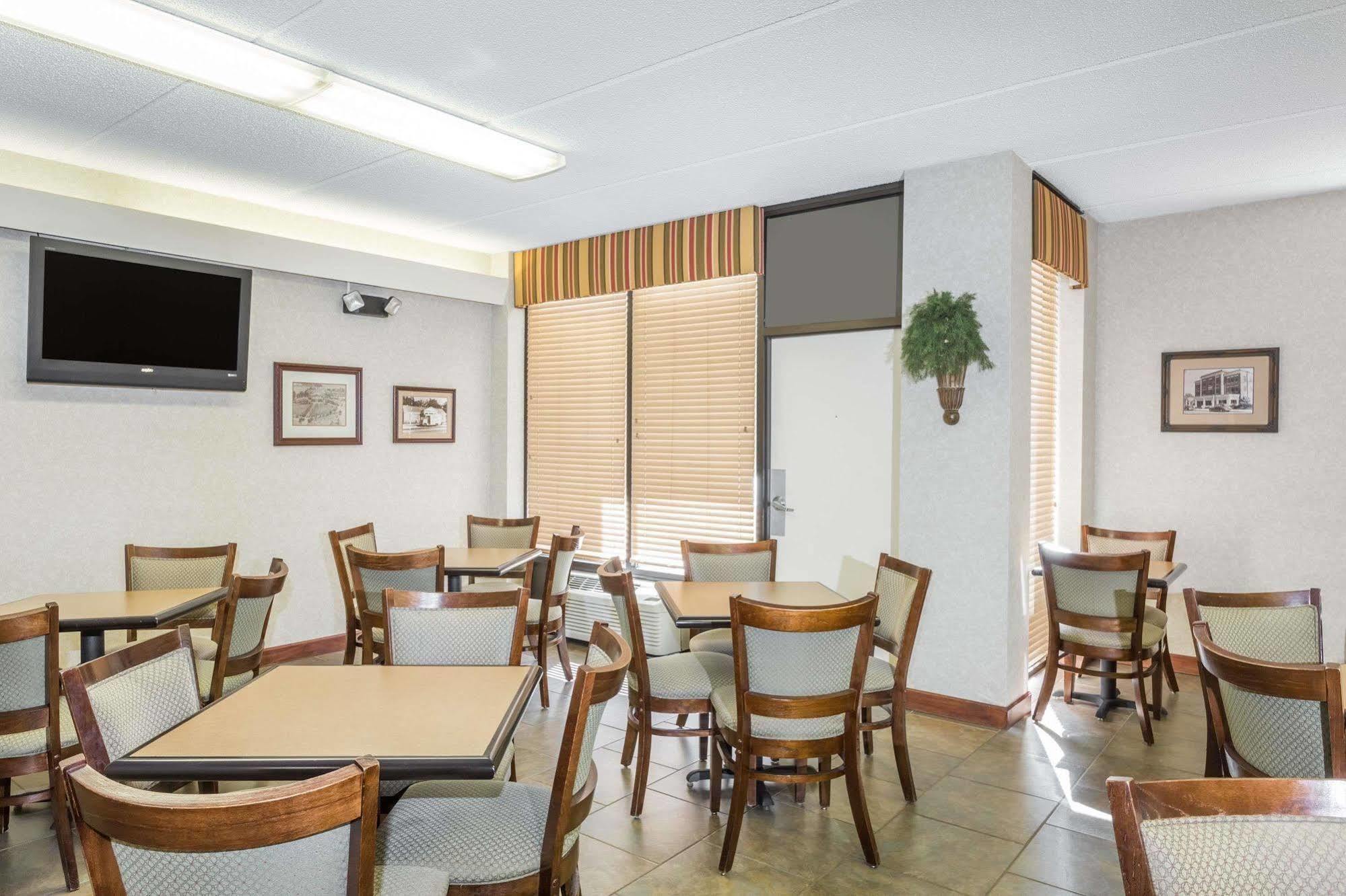 Days Inn By Wyndham Statesboro Esterno foto