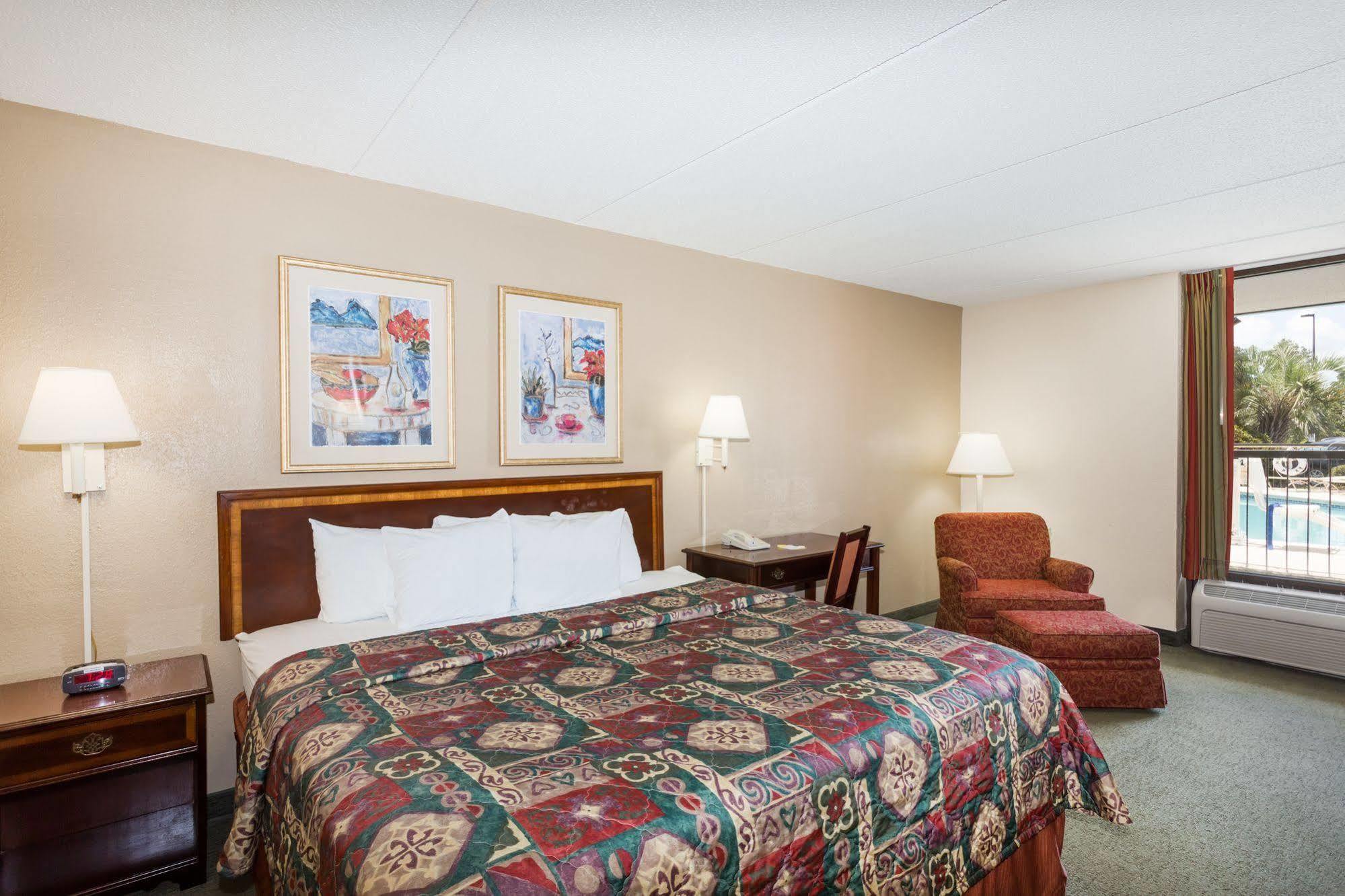 Days Inn By Wyndham Statesboro Esterno foto