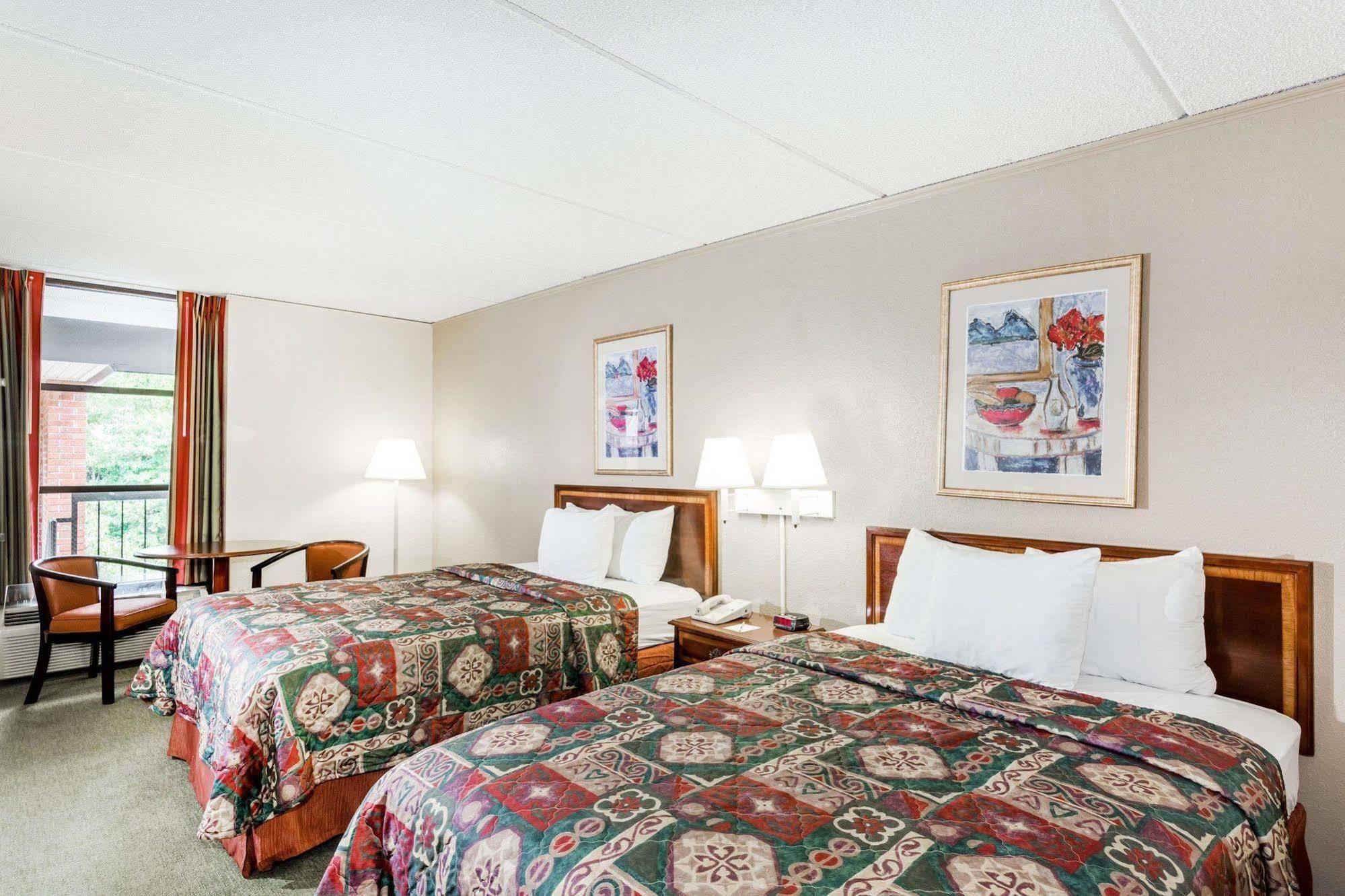 Days Inn By Wyndham Statesboro Esterno foto