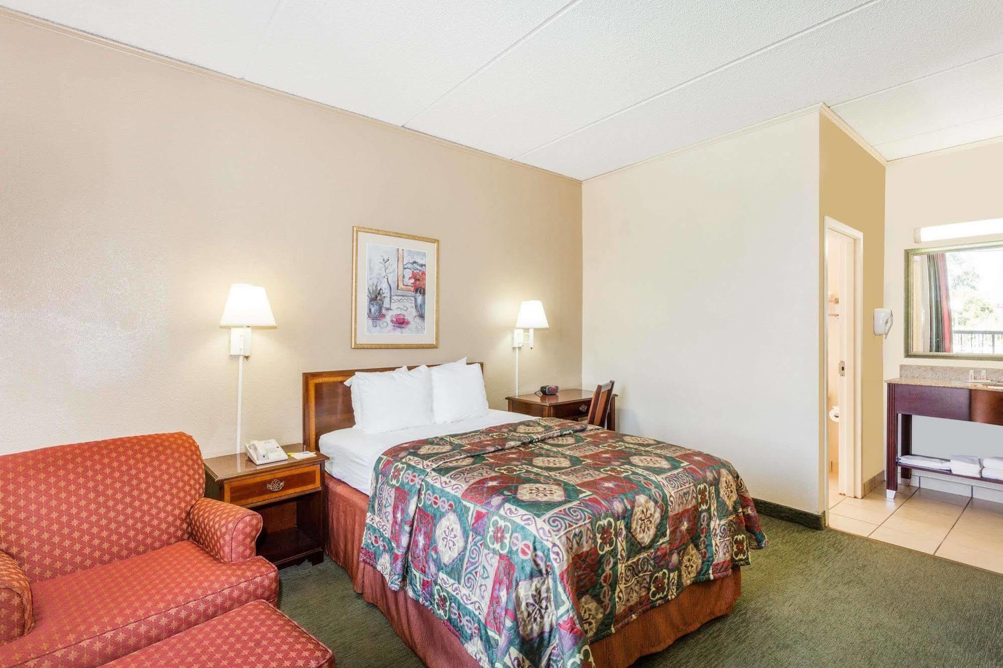 Days Inn By Wyndham Statesboro Esterno foto